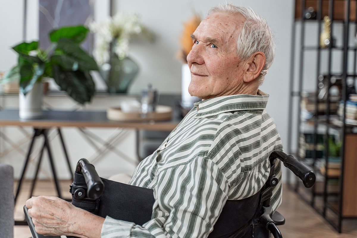 homme senior sur un fauteuil