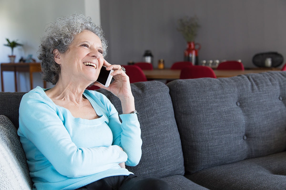 femme senior au téléphone
