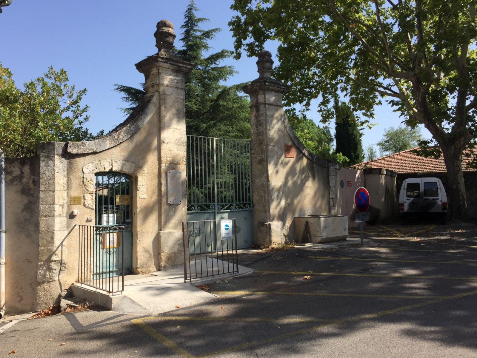 Maison De Retraite Saint Leon Salon De Provence Avis : EHPAD l'Age D'Or (EHPAD) à Cucuron dans le Vaucluse (84) | Papyhappy