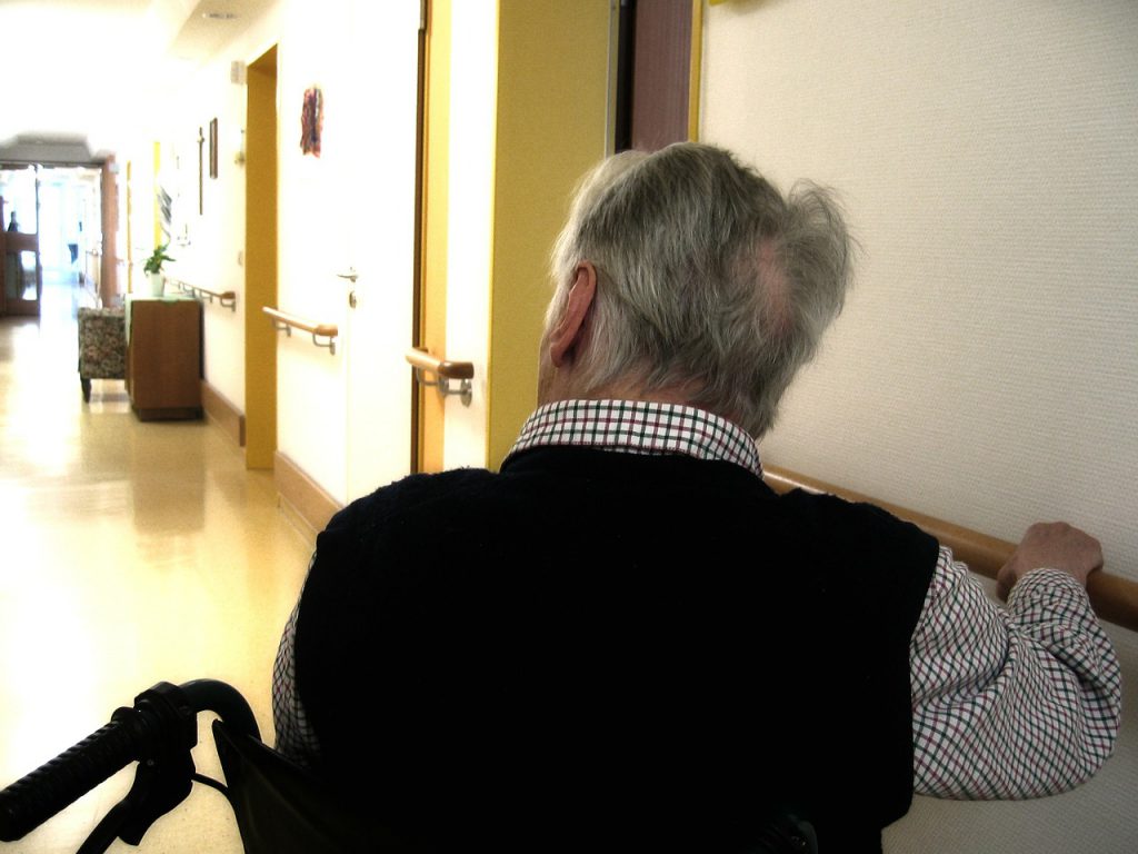 Seniors en fauteuil roulant