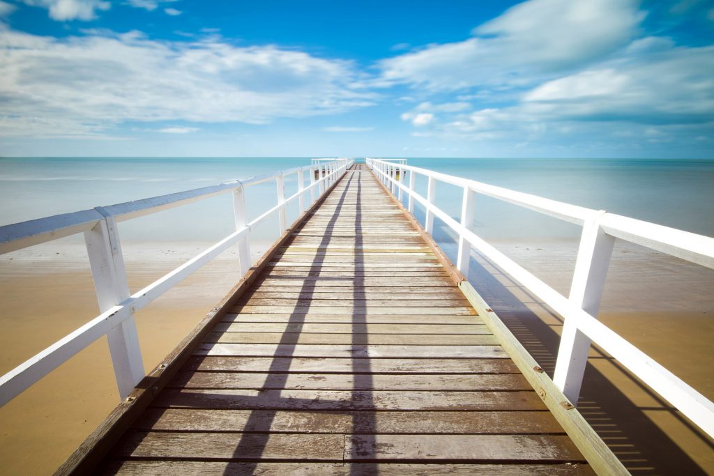 Perspective d'un pont au dessus de la mer. 