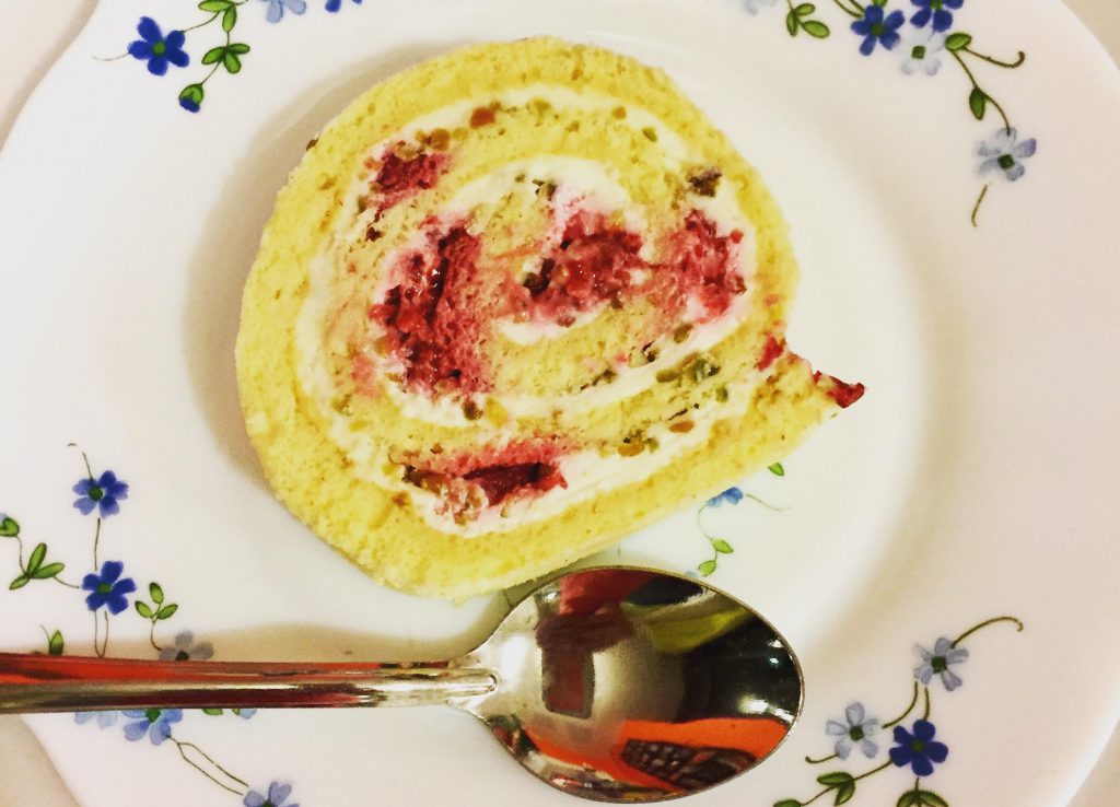 gâteau roulé sur une assiette