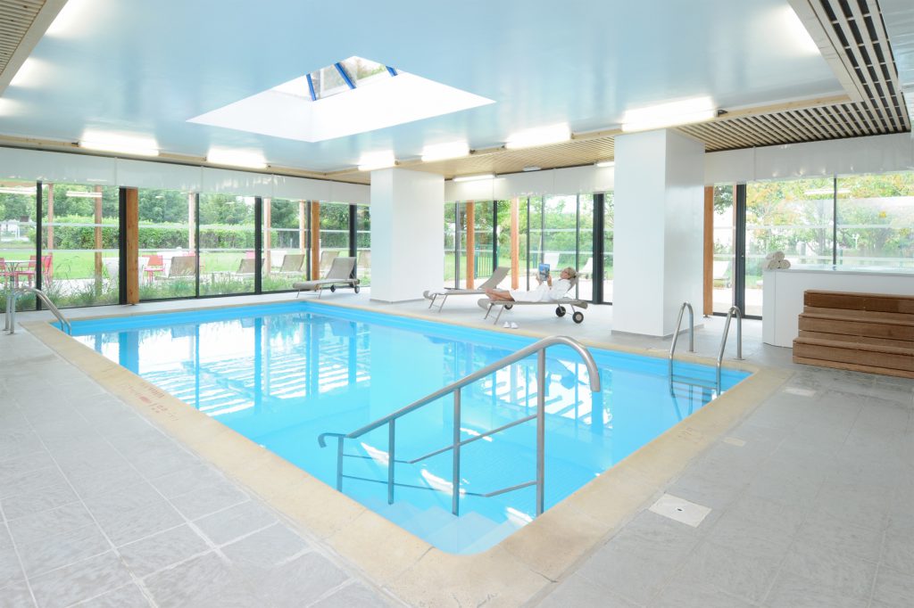 piscine aménagée dans complexe hôtelier