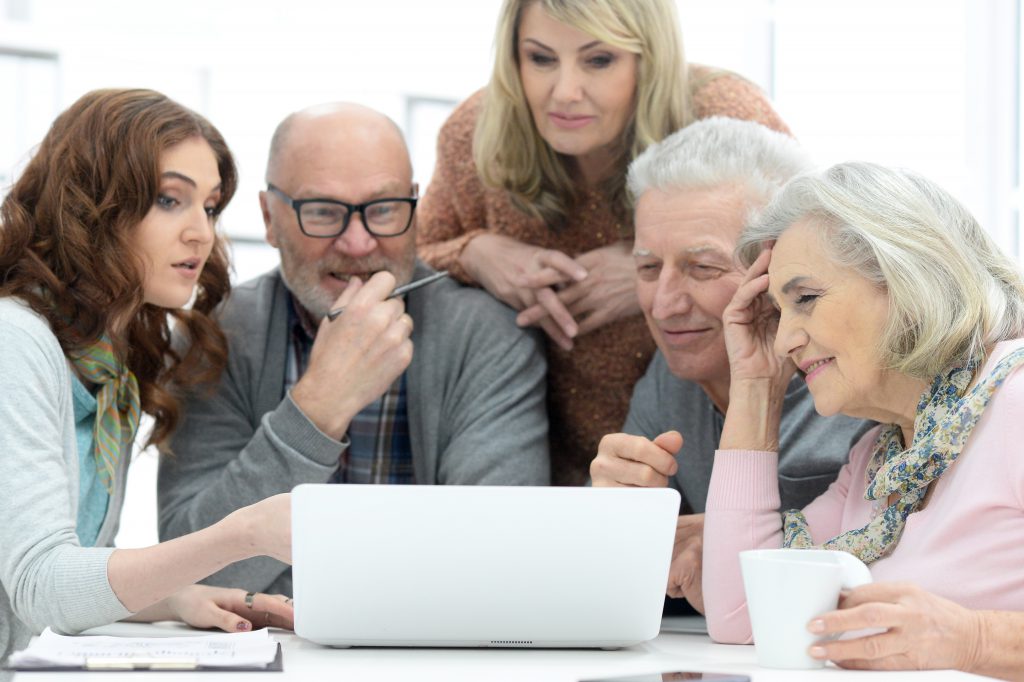 groupe de seniors autour d'un ordinateur