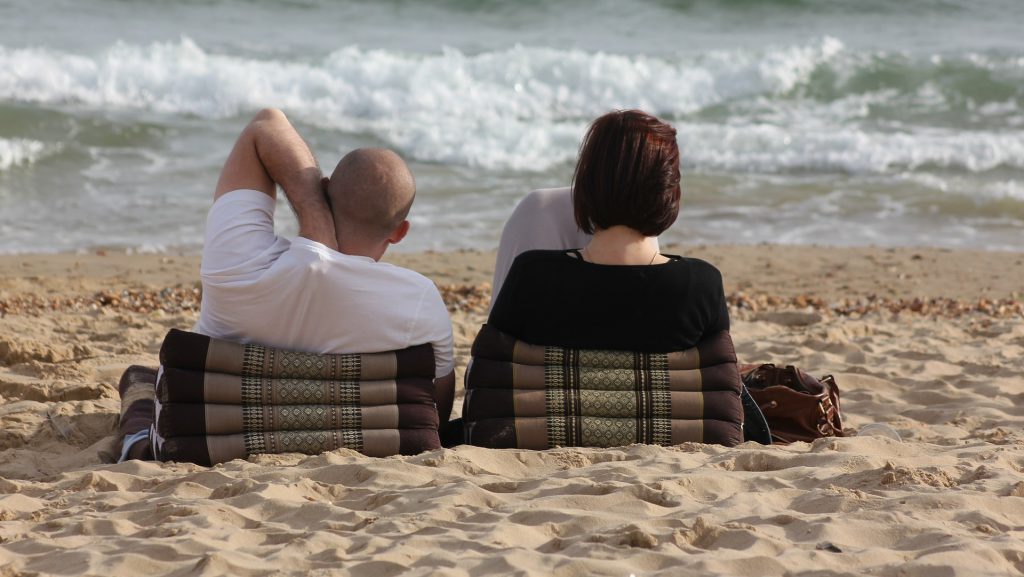 un couple se repose sur la plage