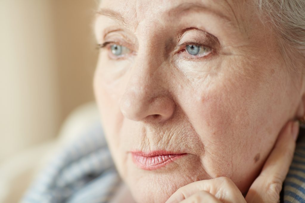 Gros plan visage d'un femme âgée pensive 