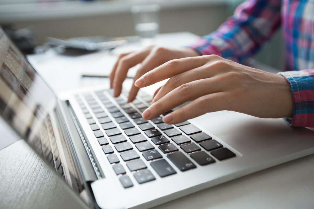 Une femme utilise son ordinateur pour faire des recherches sur internet.