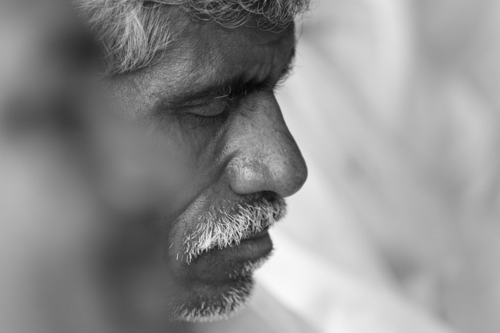 portrait noir et blanc d'un senior fermant les yeux 