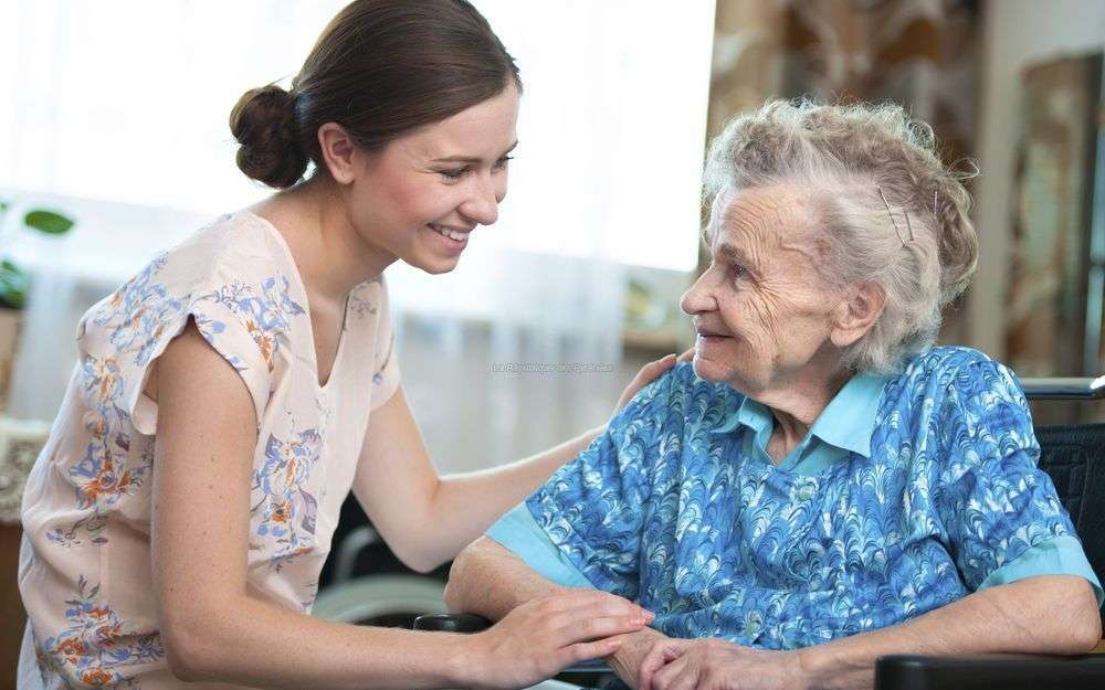 Jeune femme qui aide une personne âgée. 